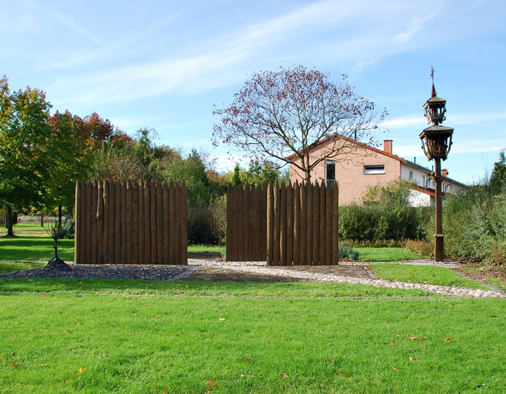 Palisaden im Seepark Lünen. Rechts steht eine Laterne.