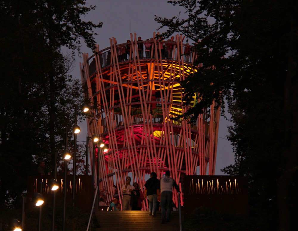 Der Jübergturm im Sauerlandpark Hemer bei Abenddämmerung.