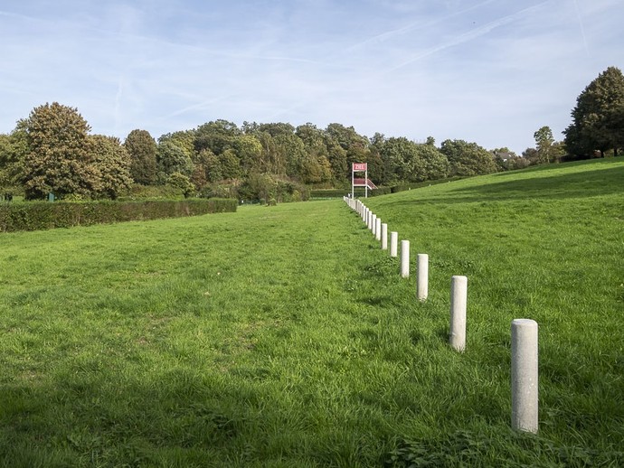 Am Nachbau des Zielturms der Naturhindernisbahn wird ein Winddrache steigen gelassen.