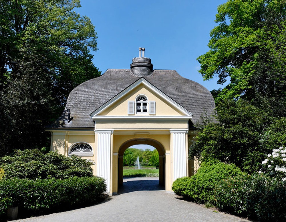 Der gelbe Torbogen ist einer der Hauptzugänge zum Stadtpark Bottrop.