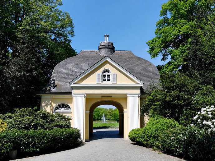 Der gelbe Torbogen ist einer der Hauptzugänge zum Stadtpark Bottrop.