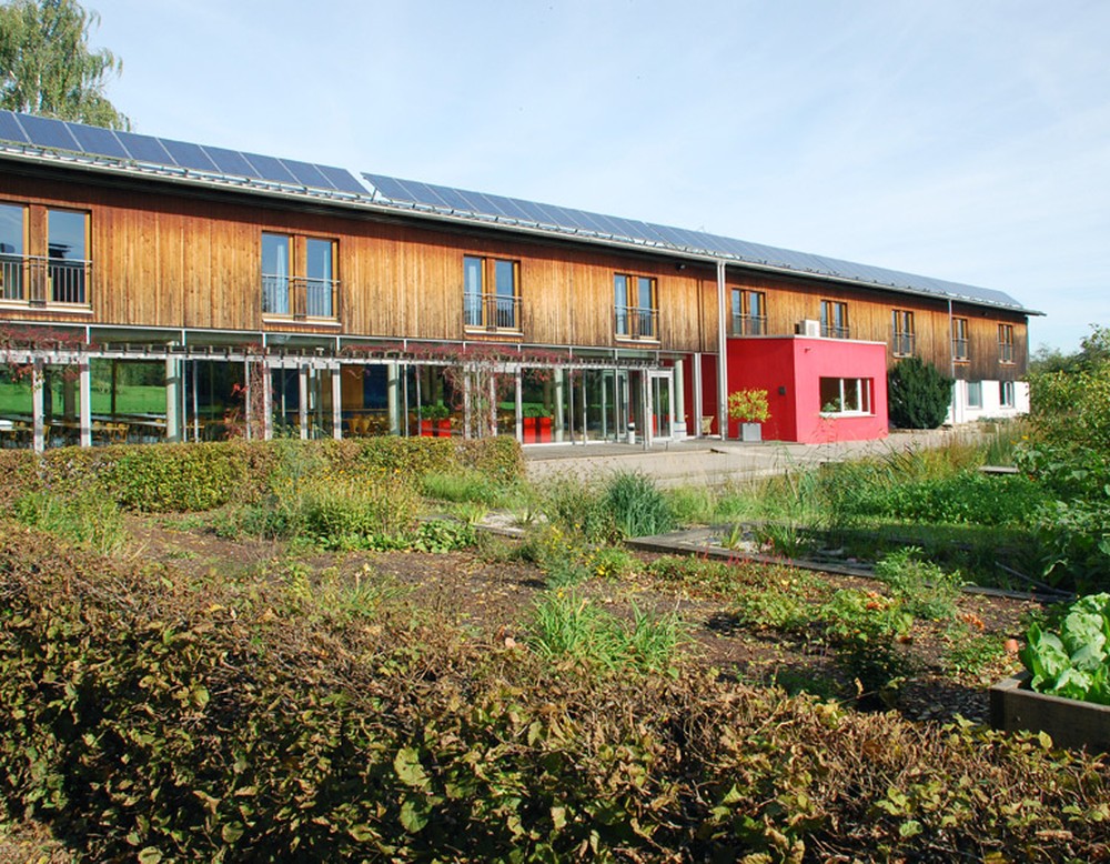 Blick auf das Haus des Landesverbands Westfalen und Lippe der Kleingärtner e.V. in Lünen am Seepark. Vor Gebäude sind mehrere Beete angelegt.