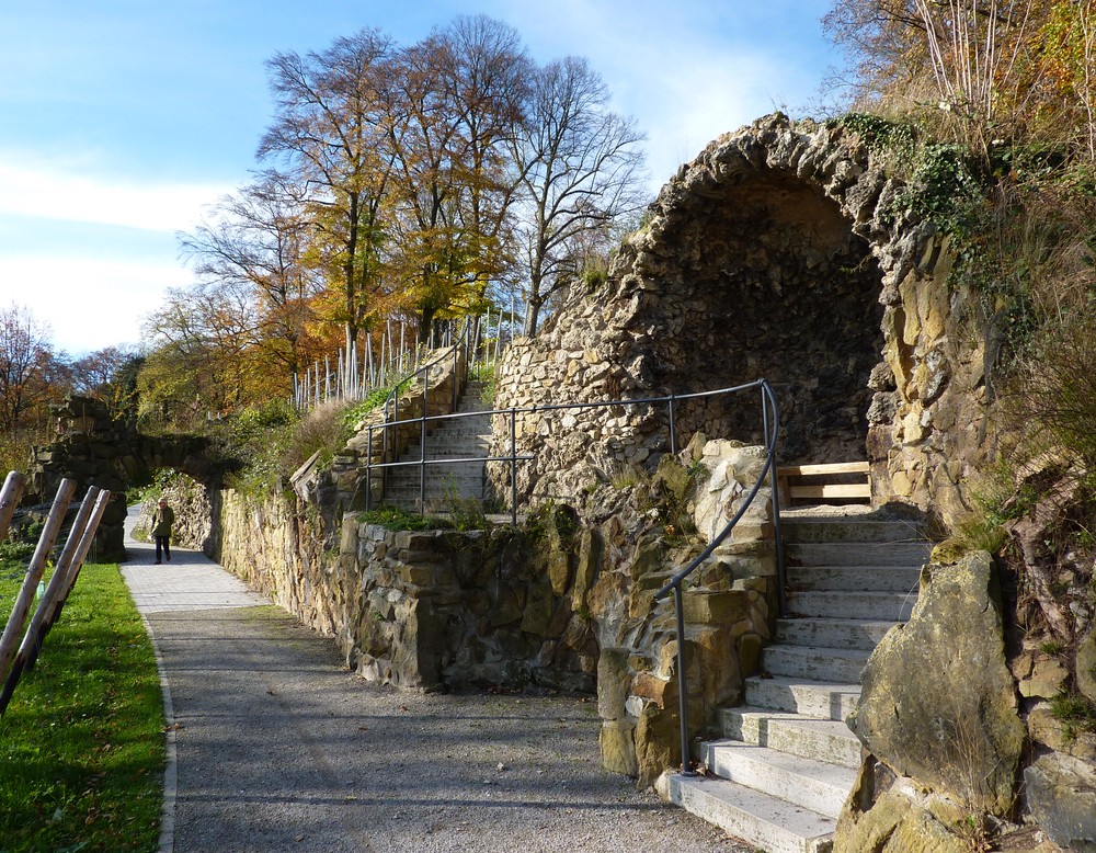 Steinbogen und Tuffstein-Grotte im Winzer`schen Garten