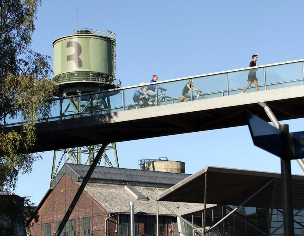 Fußgängerbrücke mit Blick auf die Jahrhunderthalle im Westpark Bochum.