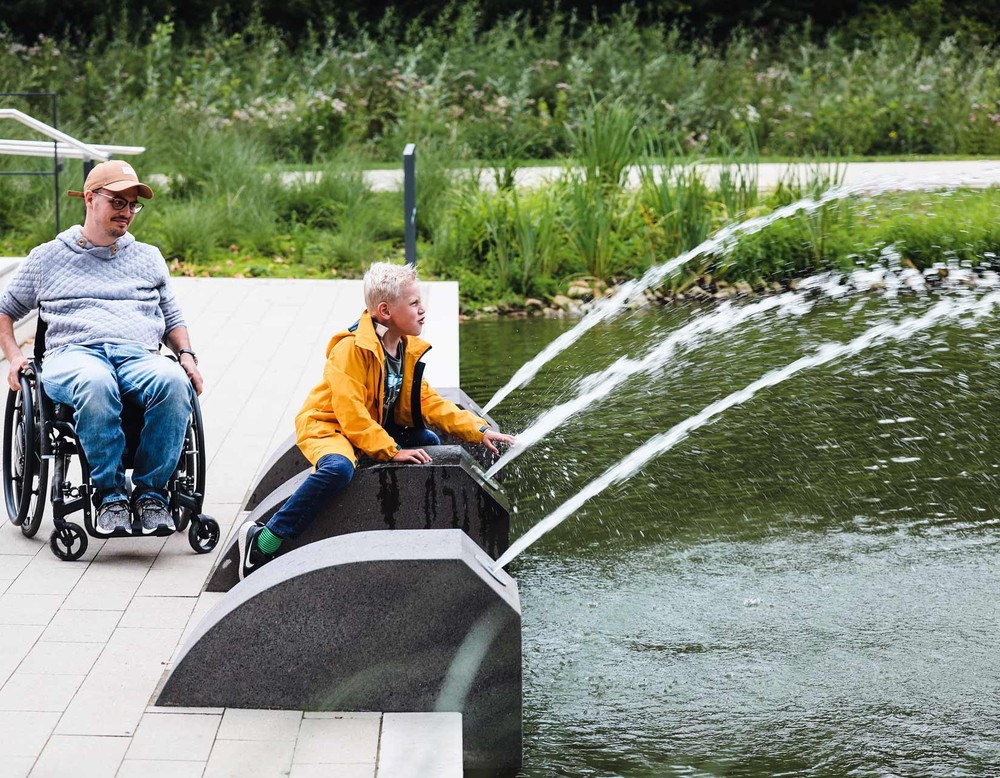 Ein Junge spielt an den Springbrunnen des Kurparks Bad Sassendorf.