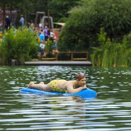 Skulptur einer Frau auf einer Wassermatratze im See